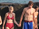 Taylor Swiftová a Conor Kennedy na plái (17. srpna 2012)