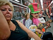 Pouliní umlec (busker) v praském metru (23. srpna 2012, Praha)