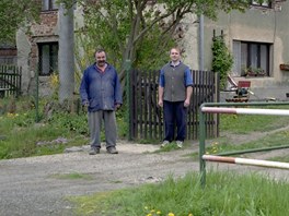 2005. Krátce ped fotografováním udeil do stodoly u domu blesk a budova