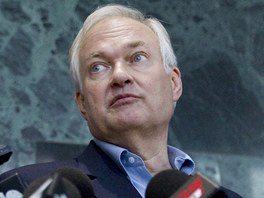 DON. f hrskch odbor NHLPA Donald Fehr vystupuje ped mdii po jednnch s