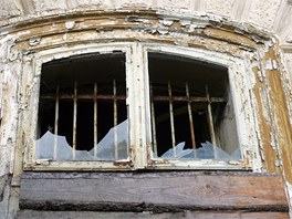 Jedno z rozbitých oken Švýcarského dvora