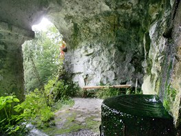 Jeskyně pod Ottovým pramenem, vpravo je vidět vytékající Ottův pramen.
