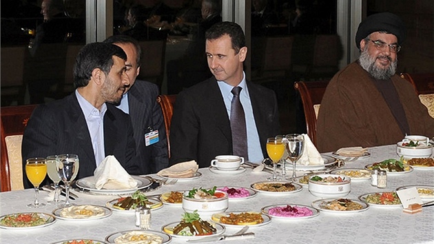Spojenci. rnsk prezident Mahmd Ahmadned (vlevo), jeho syrsk protjek Bar Asad (uproted) a vdce Hizballhu ajch Hassan Nasrallh na spolen veei v noru 2010