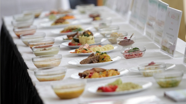 Kucha�i ze �koln�ch j�delen v Brn� p�edlo�ili porotc�m t�ikr�t deset menu. 