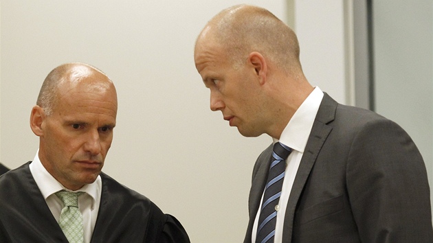 alobce Svein Holden (vpravo) u soudu hovo s Breivikovm prvnkem prvnk Geirem Lippestadem. 