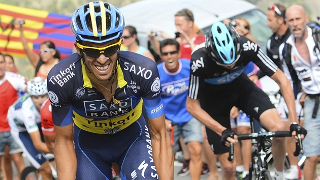 STOUPN. Alberto Contador v osm etap Vuelty. Za nm jede Christopher Froome.