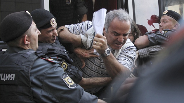 Rusk policie zatk Garriho Kasparova bhem bhem protest u vynen rozsudku nad skupinou Pussy Riot (17. srpna 2012)