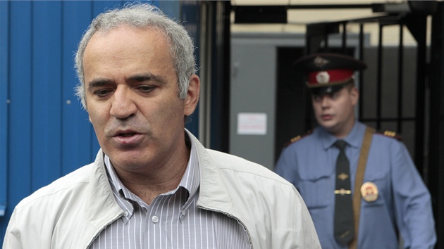 Garri Kasparov pot, co ho zadrela rusk policie bhem protest u vynen rozsudku nad skupinou Pussy Riot (17. srpna 2012)

