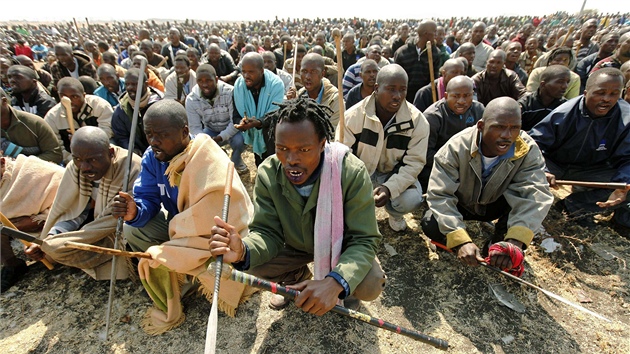 Stávkující jihoafrití horníci z dolu firmy Lonmin poslouchají projevu