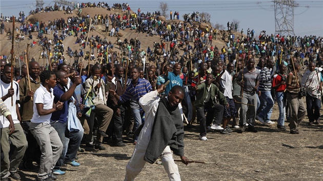 Protest a stvka hornk z platinovho dolu firmy Lonmin v jihoafrickm mst Marikana (16. srpna 2012)
