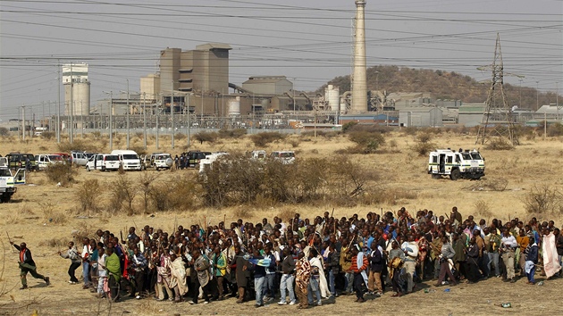 Protest a stvka hornk z platinovho dolu firmy Lonmin v jihoafrickm mst Marikana (16. srpna 2012)
