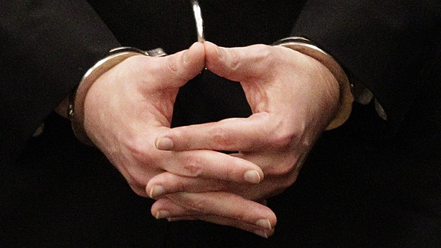 Breivikovy ruce bhem vynen rozsudku (24. srpna 2012)