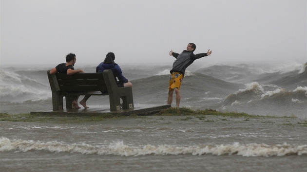Nkte obyvatel Louisiany si z blcho se huriknu Isaac nic nedlaj. Na snmku se bav mladci u hrze jezera Pontchartrain v New Orleansu. (28. srpna 2012)