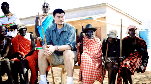 ROZMLUVA ZKUENCH MU. nsk basketbalista Jao Ming hovo se stareiny keskho kmene Samburu