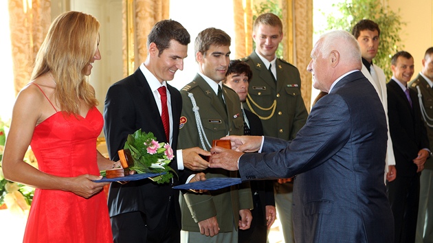 České medailisty z olympijských her v Londýně přijal ve čtvrtek ve svém sídle prezident Václav Klaus (23. srpna 2012)