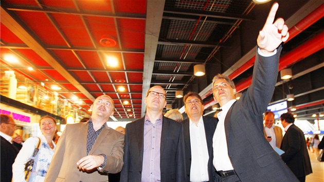 Sociln demokrat Michal Haek, Bohuslav Sobotka nebo Ji Dienstbier hledaj na prask Hlavn ndra rychlk Franz Schubert, ve kterm odstartovali volebn kampa SSD. (27. srpna 2012)