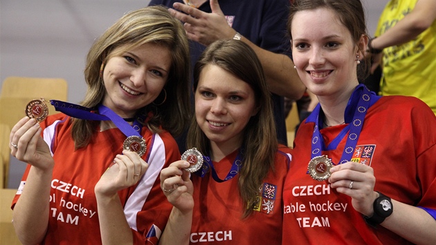 Český tým žen získal na mistrovství Evropy ve stolním hokeji v Lotyšsku stříbrné medaile. Marie Vargová (vlevo) má navíc bronz z jednotlivkyň.