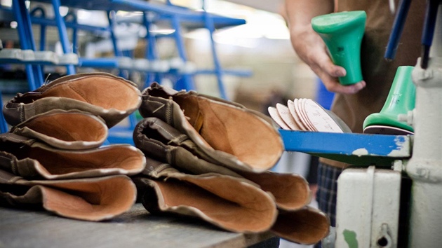 V jisté fázi výroby patří bota na kopyto.