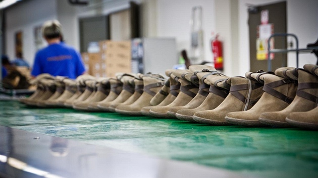 Výroba bot běží, denně jich továrna udělá 650 - 1200 párů.