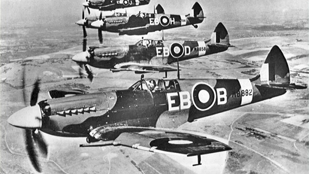 Zbra, kter se piloti luftwaffe nauili bt, dostali letci RAF v podob elegantn sthaky Spitfire (na snmku formace letoun Spitfire Mk.XII ze 41. sthac perut). Vkonn a dobe vyzbrojen stroj, kter se stal pte sthacch sil RAF po sthace Hurricane, sedlali i piloti eskoslovenskch perut.