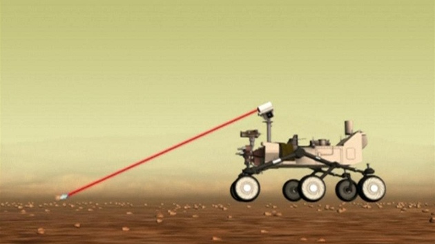 Vozítko Curiosity na Marsu "střílí" laserem.