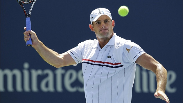 SOUSTEDM SE. Andy Roddick v utkn prvnho kola US Open v New Yorku.