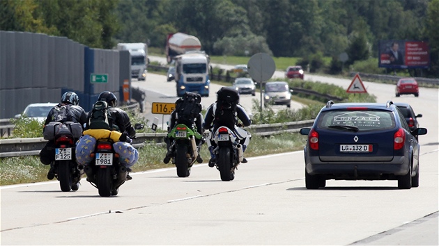 Registrační značky motocyklů potvrzovaly, že spousta motorkářů jede na Velkou cenu do Brna z Německa. 