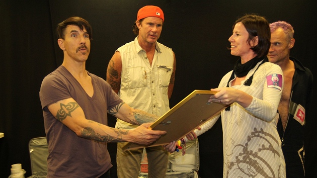 Ředitelka Supraphonu Iva Milerová předává skupině Red Hot Chili Peppers zlatou desku.