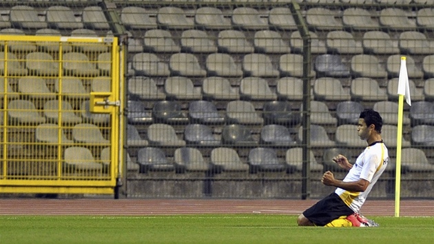 RADUJE SE, ALE SM. Hamdi Harbaoui, tunisk reprezentant v dresu Lokerenu, dal prvn gl zpasu play-off Evropsk ligy proti Plzni. Oslavil ho u rohovho praporku, ovem fanouci u toho nebyli. Sedaky v tto sti zstaly zcela przdn.