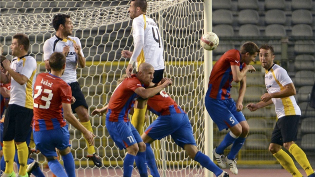 A M LET DO ST. Plzet fotbalist v vodnm duelu play-off Evropsk ligy v Belgii proti tamnmu Lokerenu vyrovnali po standardn situaci. Pm kop zahrl vborn Marek Bako (23), m zakroutil k tyi.