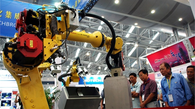 Prmyslov roboti pat ke standardnmu vybaven vech tovren. Toto je robotick pae na vstav International Equipment Manufacturing Exposition in Tianjin.