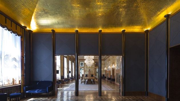 Hudebn salon s nepravou klenbou stropu, kterou zdob pltkov zlato.