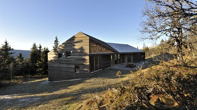 Norské architektonické studio JVA postavilo víkendový dm pro poetnou rodinu v