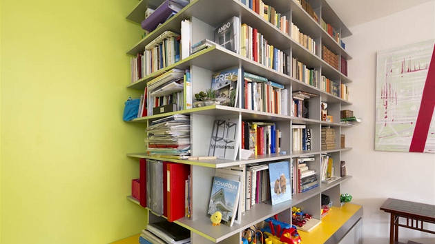 Dominanta celého bytu - policová knihovna "prorůstá" do ložnice v podobě skříně, její hloubka je 90 cm.