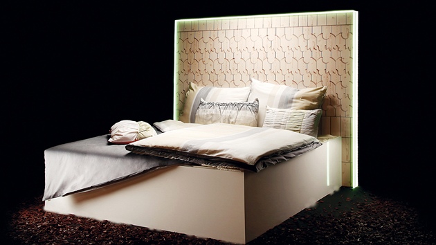 Postel Am�lka m� �elo z dekorativn�ch bavorsk�ch panel�.