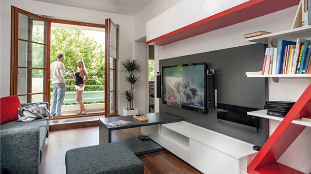 Obývací pokoj s jídelním koutem a terasou je nejdůležitějším prostorem padesátimetrového bytu. Díky kvalitní rozkládací sedačce vyrobené na míru (Polstrin design) se může proměnit v pokoj pro hosty.


