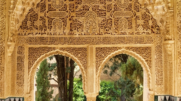 Alhambra dodnes fascinuje vypracovanost vzdoby.