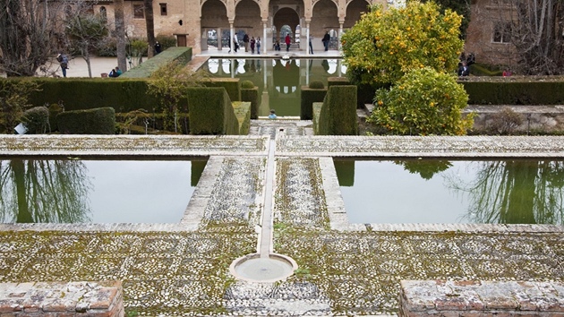 Alhambru někdy přirovnávají i k Versailles.