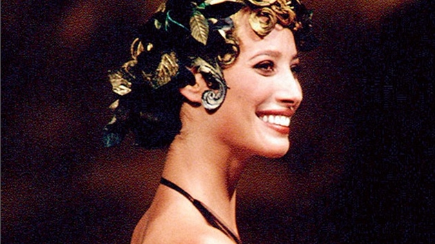 Christy Turlingtonov na pehldce znaky Chanel v roce 1993 