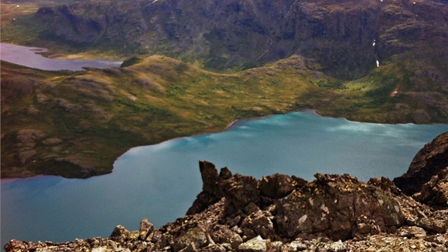 Pohled na jezero Gjende a jezero Bessvatnet, jeho hladina je 400 metr nad hladinou Gjende.