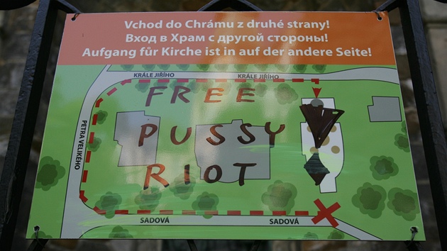 Jeden z npis Free Pussy Riot se objevil na informan tabuli umstn na vratech pi vchodu ze Sadov ulice na pozemek pravoslavnho chrmu svatho Petra a Pavla v Karlovch Varech.