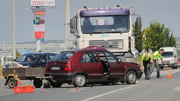 Dopravn nehoda osobnho automobilu s nkladnm, pi kter zemel u nkup. centra Tesco na Borskch polch v Plzni idi felicie.