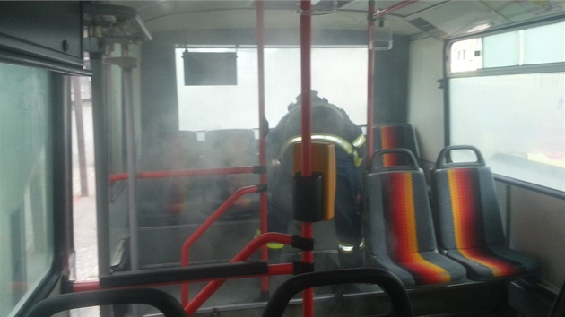 V Olomouci rno vzplanul autobus mstsk hromadn dopravy. Nikdo nebyl zrann, hodnota kod je pedbn odhadnuta na tvrt milionu korun. Vnitn prostor autobusu zaplnil kvli ohni kou.