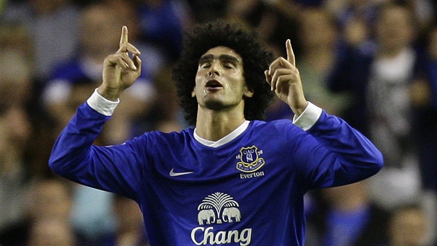 ZA HVZDU. Marouane Fellaini z Evertonu slav gl do st Manchesteru United.