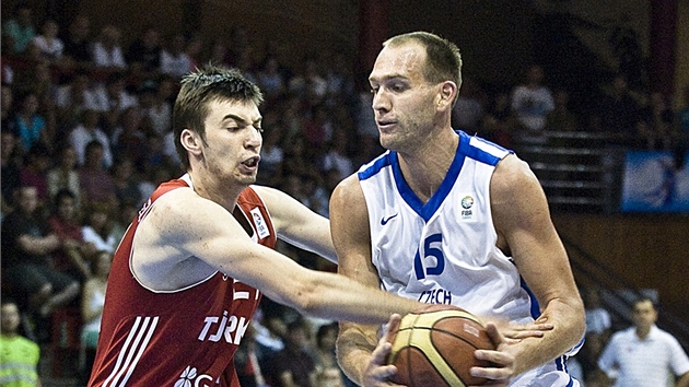 esk basketbalista Jakub Houka (vpravo) se petlauje s Izzetem Trkyilmazem z Turecka.