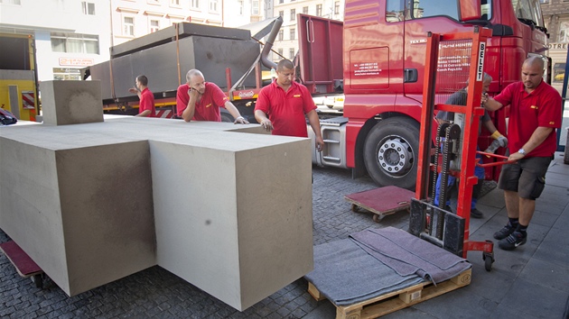 Technici odstranili z prostranstv ped Veletrnm palcem v Praze souso Milana Knka Krl a krlovna (23. srpna 2012, Praha).