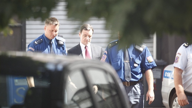 Policist pivdj Davida Ratha k Okresnmu soudu pro Prahu-vchod. (20. srpna 2012) 