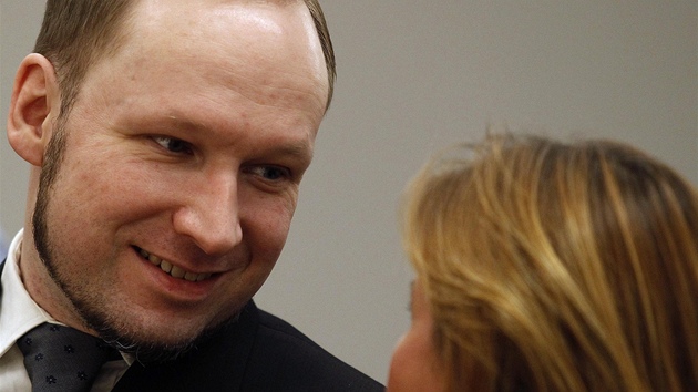 Anders Breivik se smje na jednu z prvniek bhem jedn z pestvek (24. srpna 2012)