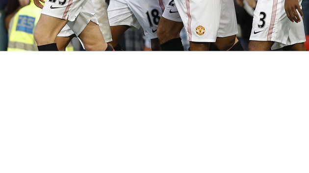 OSLAVA VYROVNÁNÍ. Fotbalisté Manchesteru United se radují z gólu Robina van...