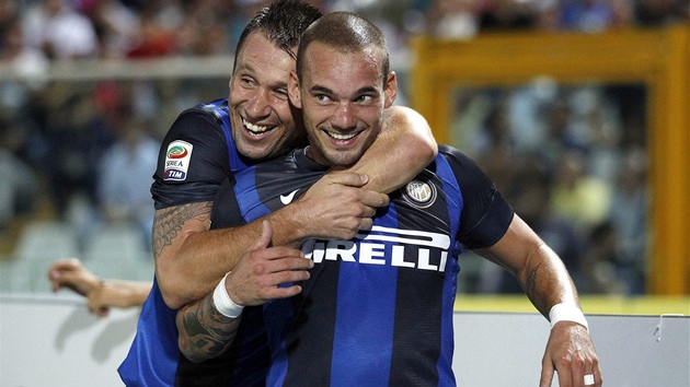 SLAV U ZASE JINDE. tonk Antonio Cassano se po pestupu z AC Miln do Interu raduje z glu Wesleyho Sneijdera (vpravo).